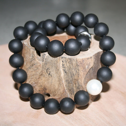 Stunning black onyx necklace with pearl feature